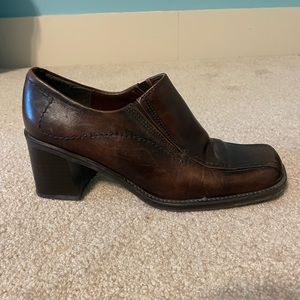 Authentic leather heeled shoe
